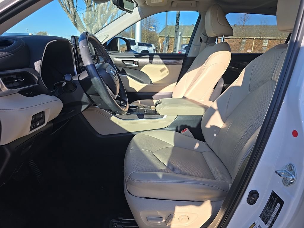 Used 2023 Toyota Highlander Limited image 14