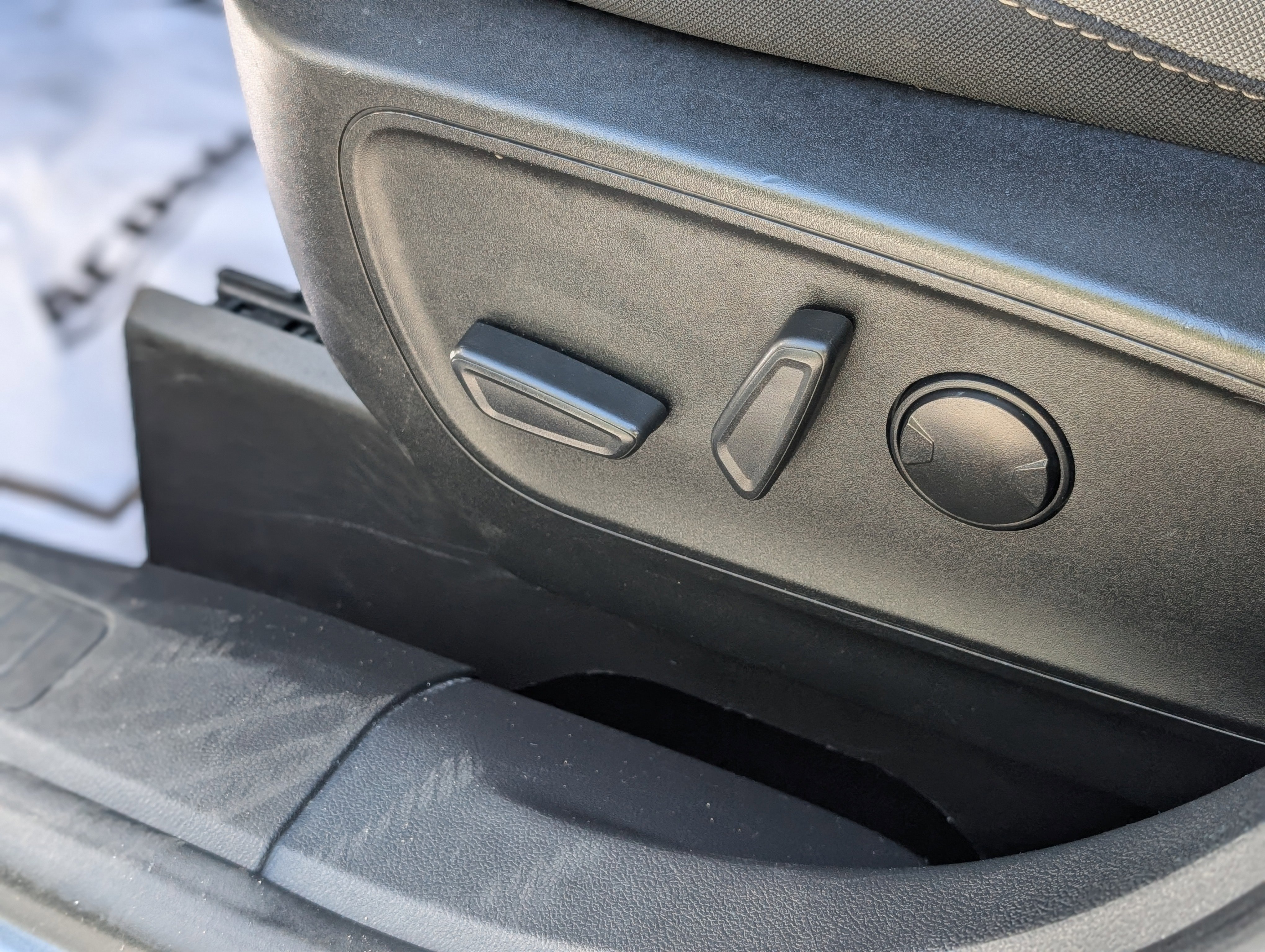 Used 2022 Ford Escape SE w/ SE Sport Appearance Package image 30