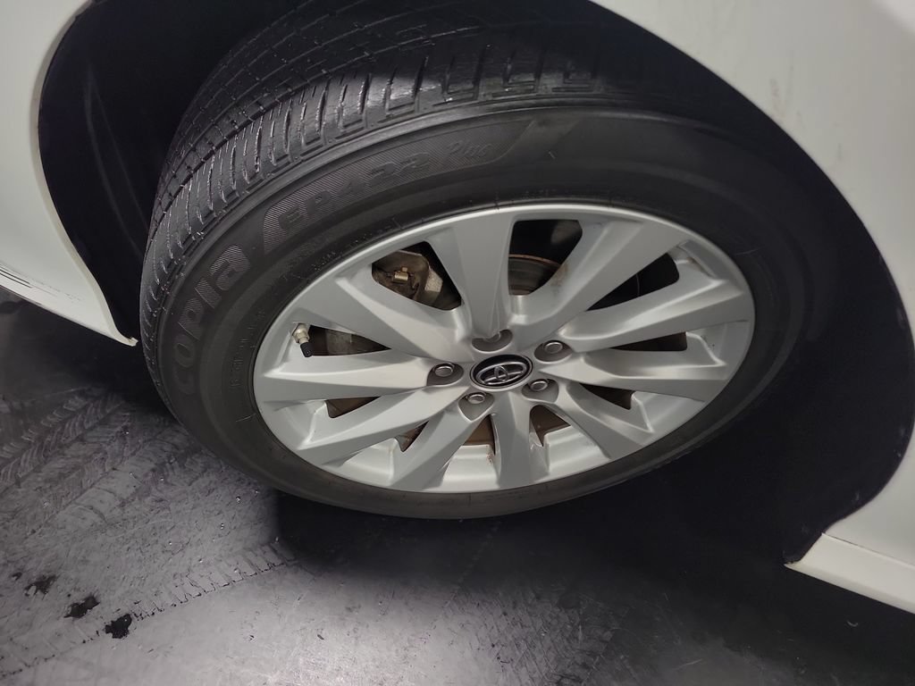 Used 2018 Toyota Camry LE FWD image 13