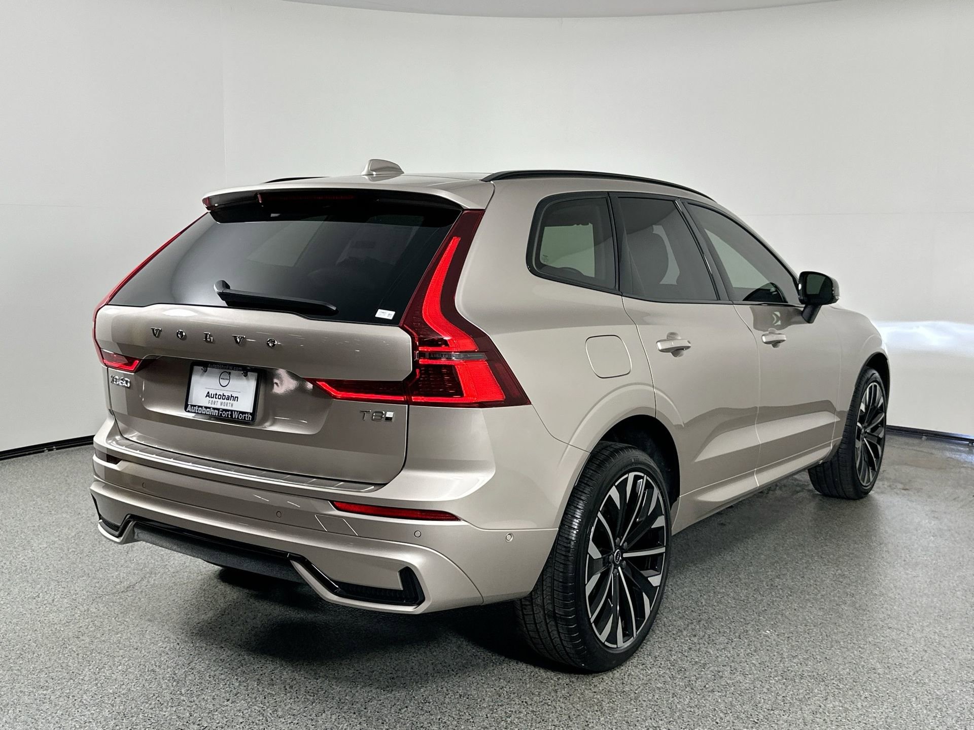 New 2026 Volvo XC60 T8 Ultra w/ Protection Package Premier image 4