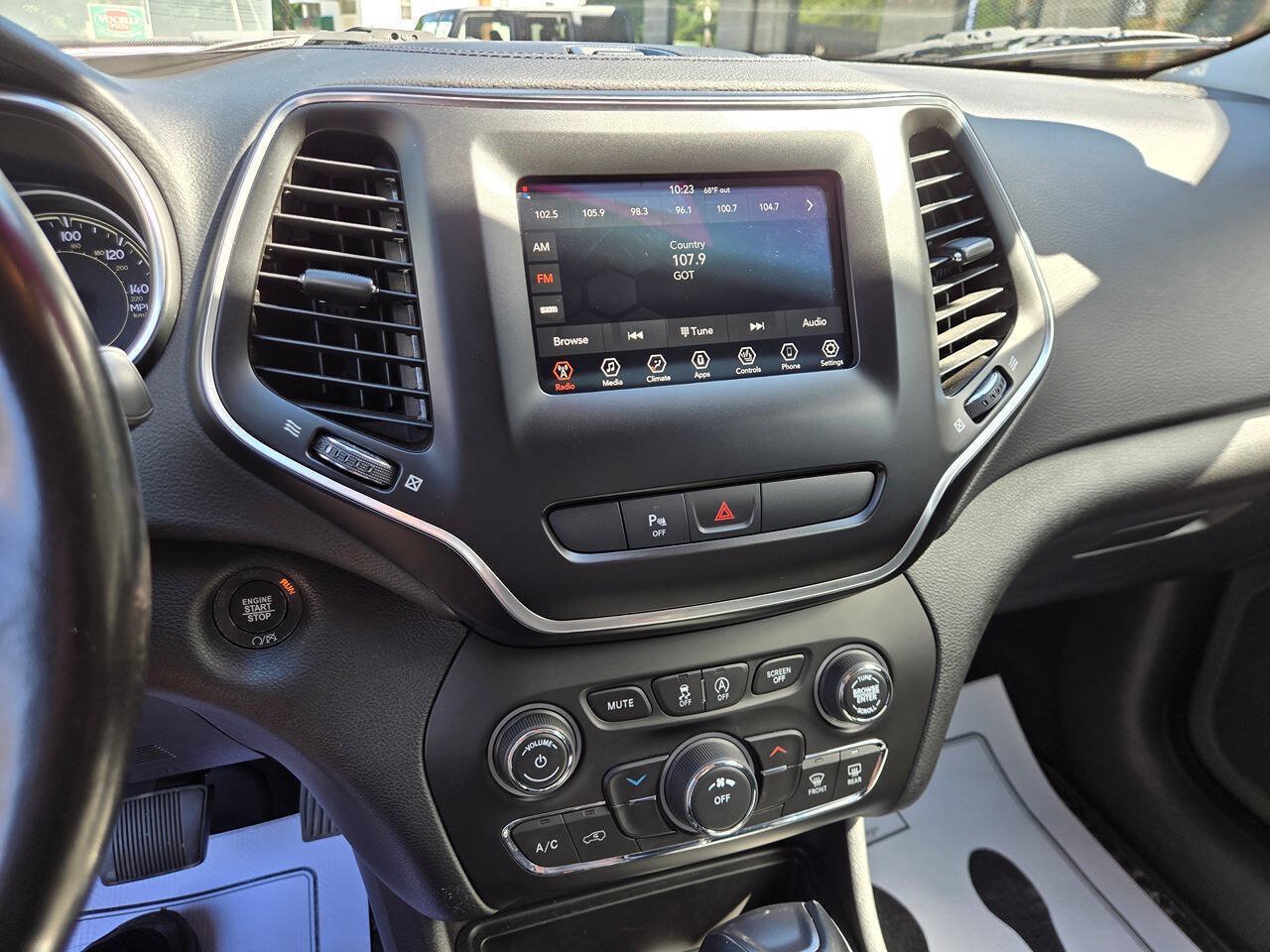 Used 2020 Jeep Cherokee Latitude Plus w/ Cold Weather Group AWD/4WD image 13