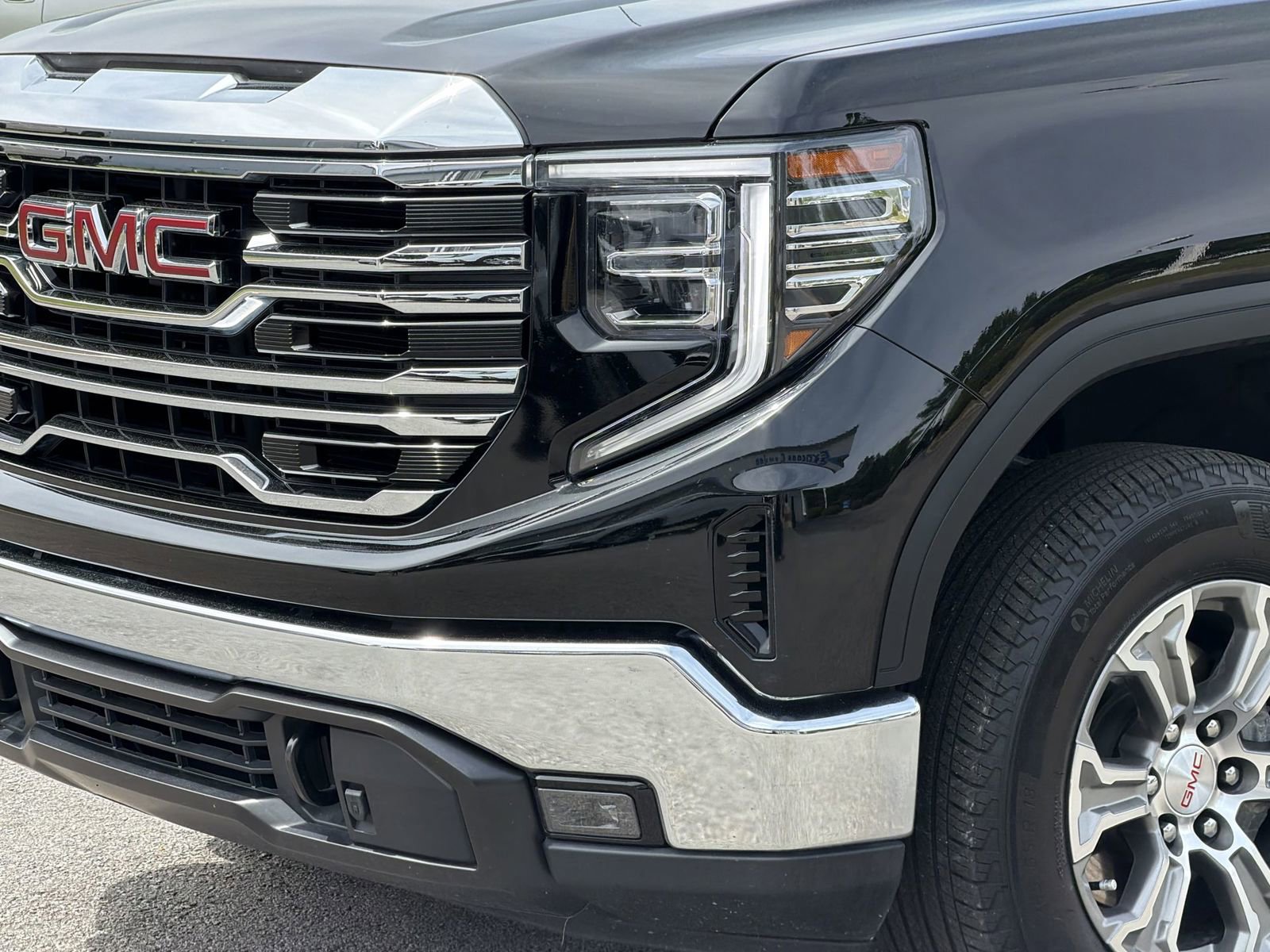 Used 2024 GMC Sierra 1500 SLT AWD/4WD image 6