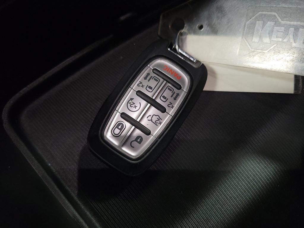 Used 2024 Chrysler Pacifica Touring-L FWD image 17