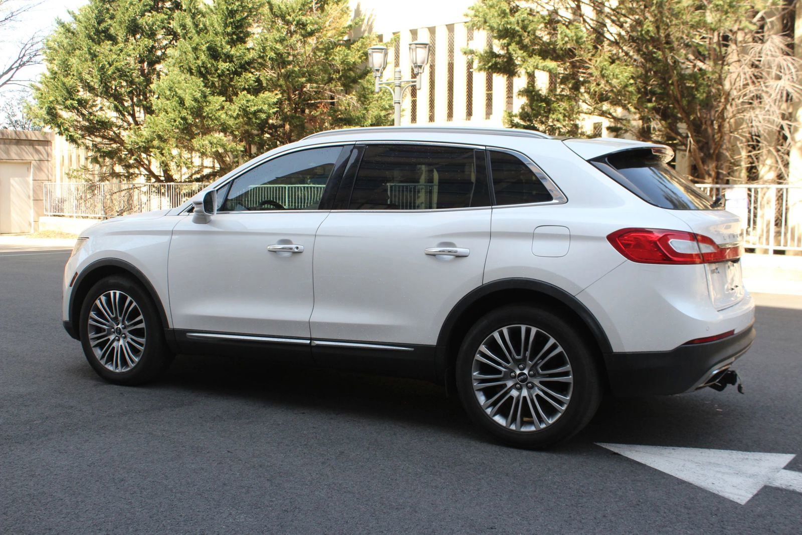 Used 2016 Lincoln MKX Reserve w/ Driver Assistance Package AWD/4WD image 9