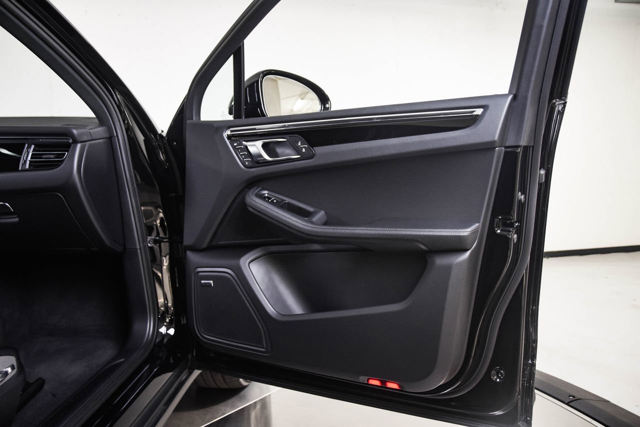 Certified 2026 Porsche Macan image 27