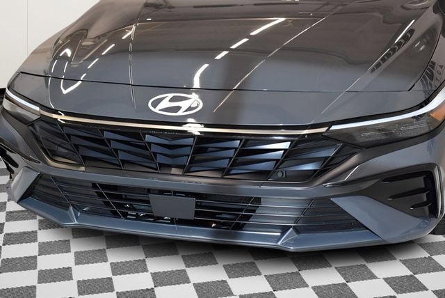 Used 2025 Hyundai Elantra SEL FWD image 14