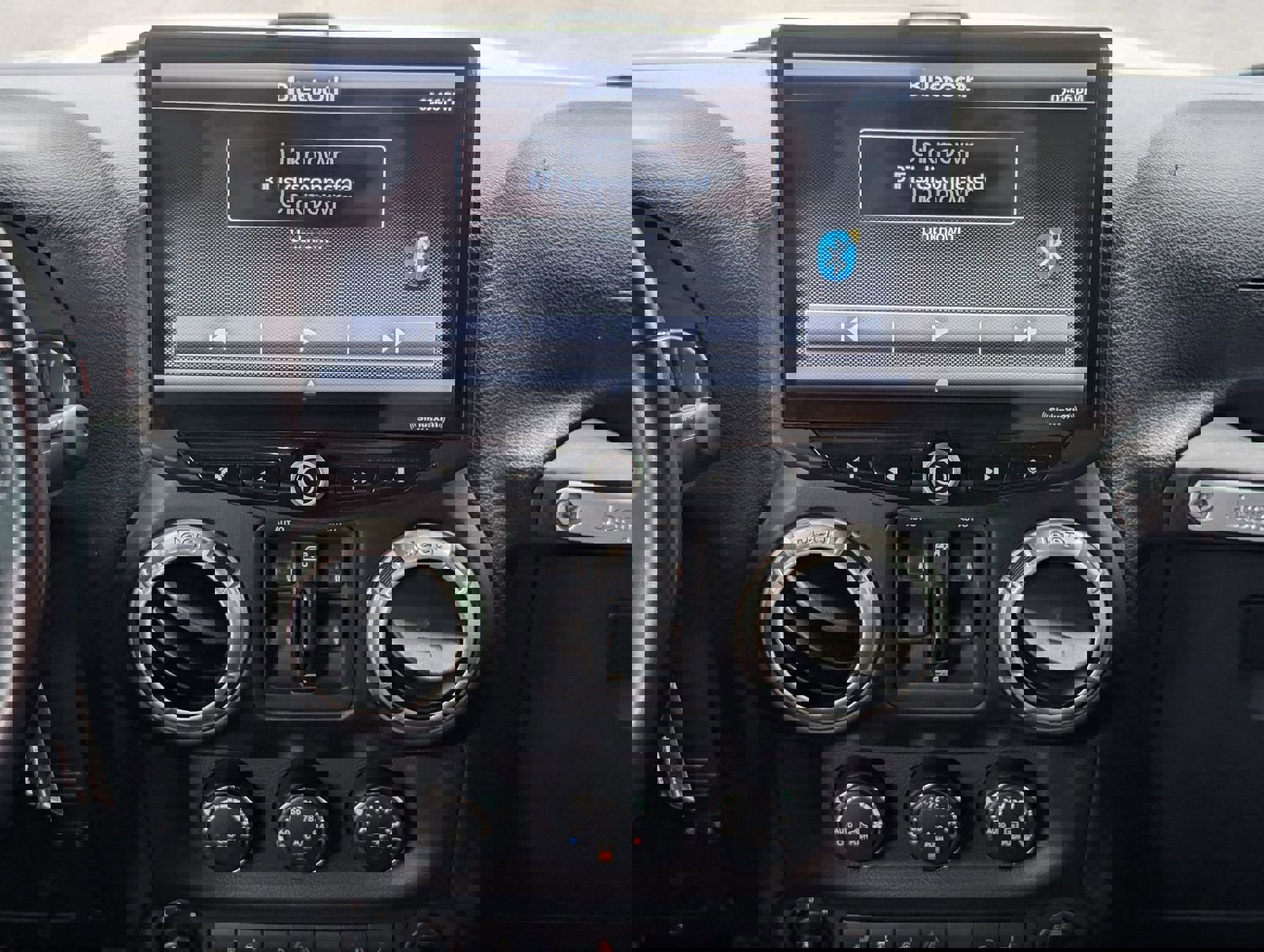 Used 2015 Jeep Wrangler Unlimited Rubicon image 14