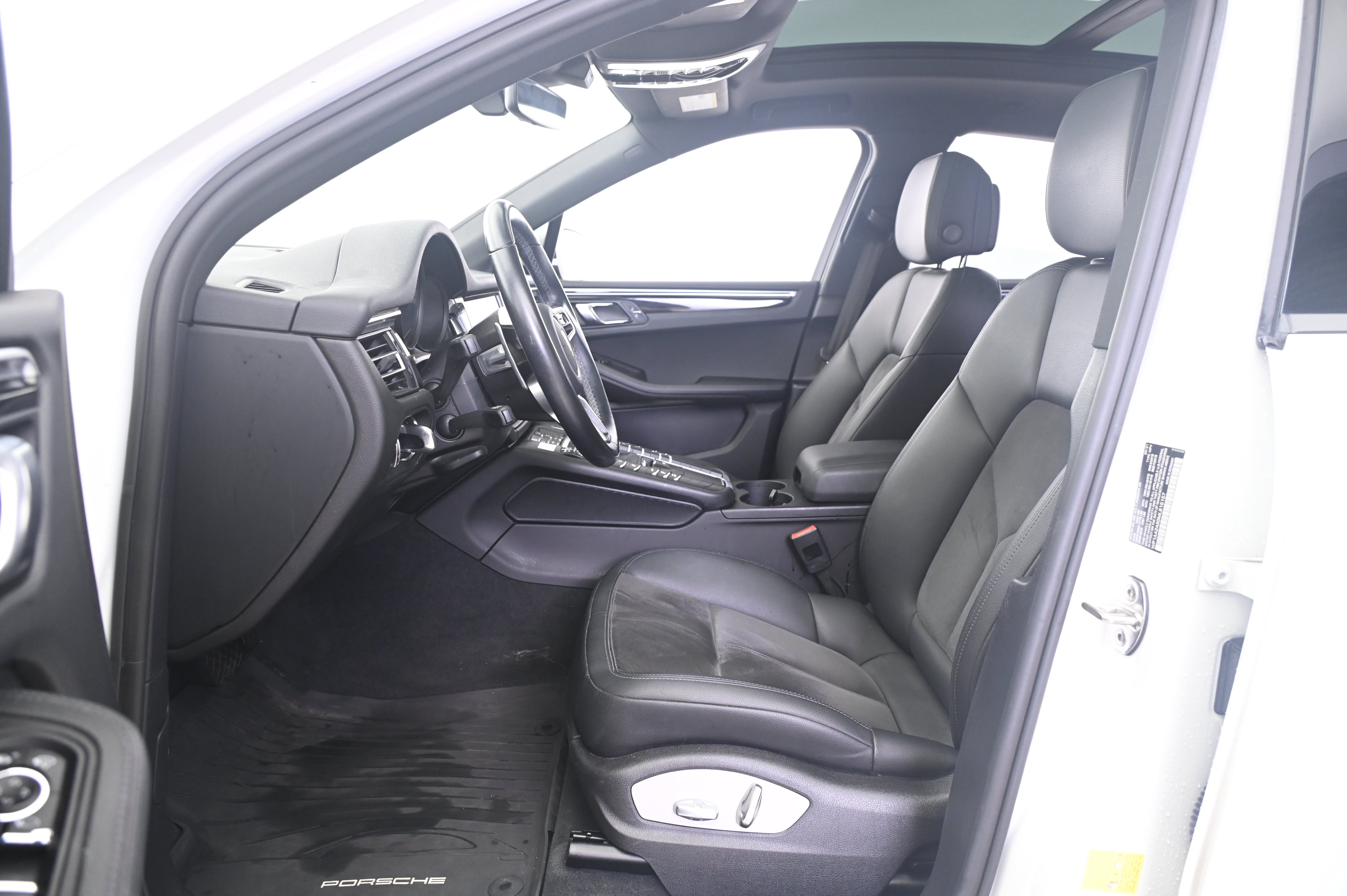 Used 2021 Porsche Macan AWD/4WD image 29
