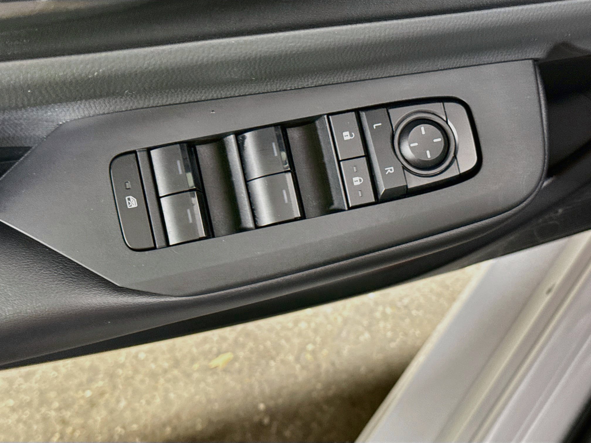 Used 2024 Toyota Prius LE FWD image 17