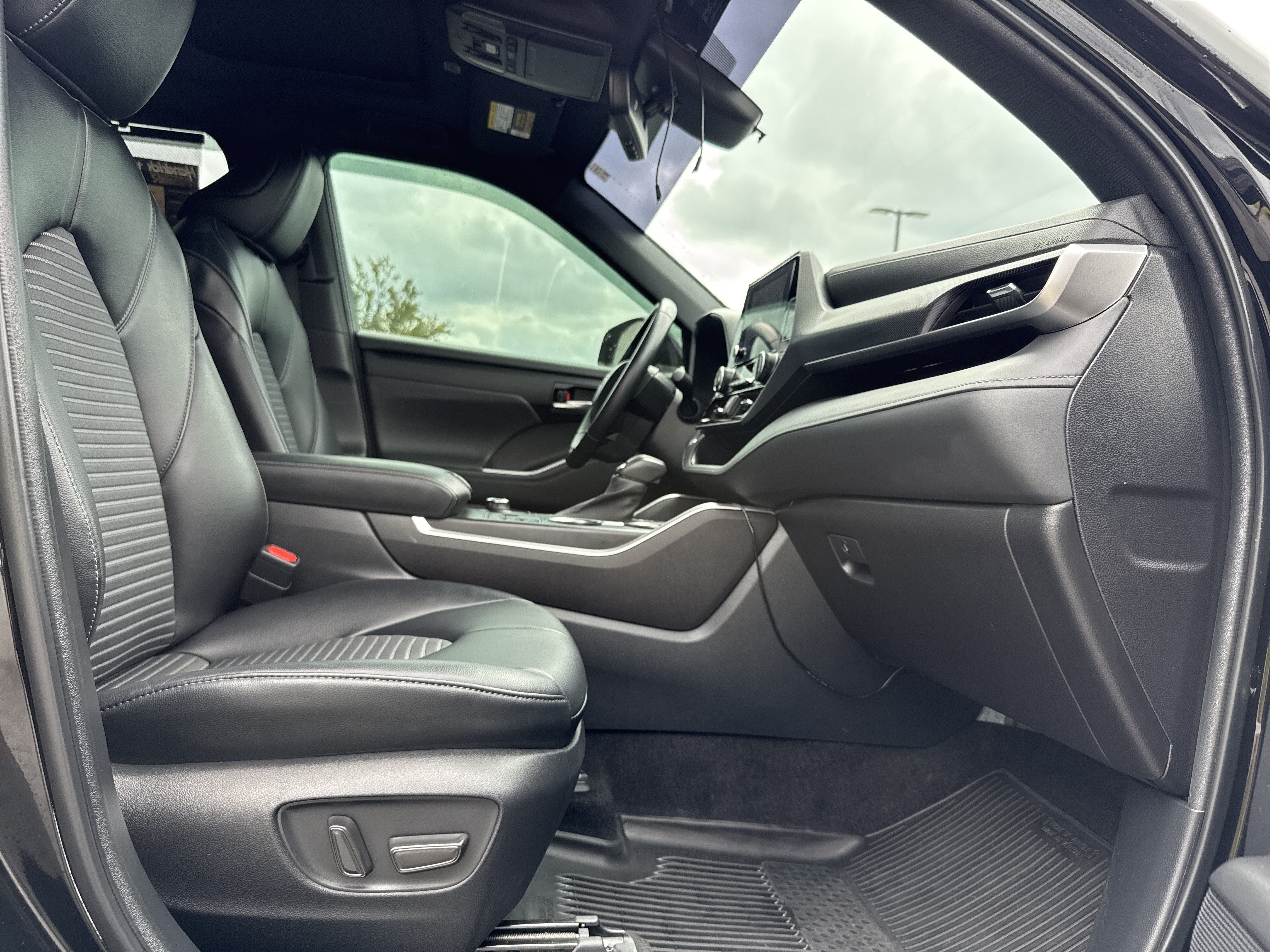 Used 2023 Toyota Highlander XSE AWD/4WD image 29