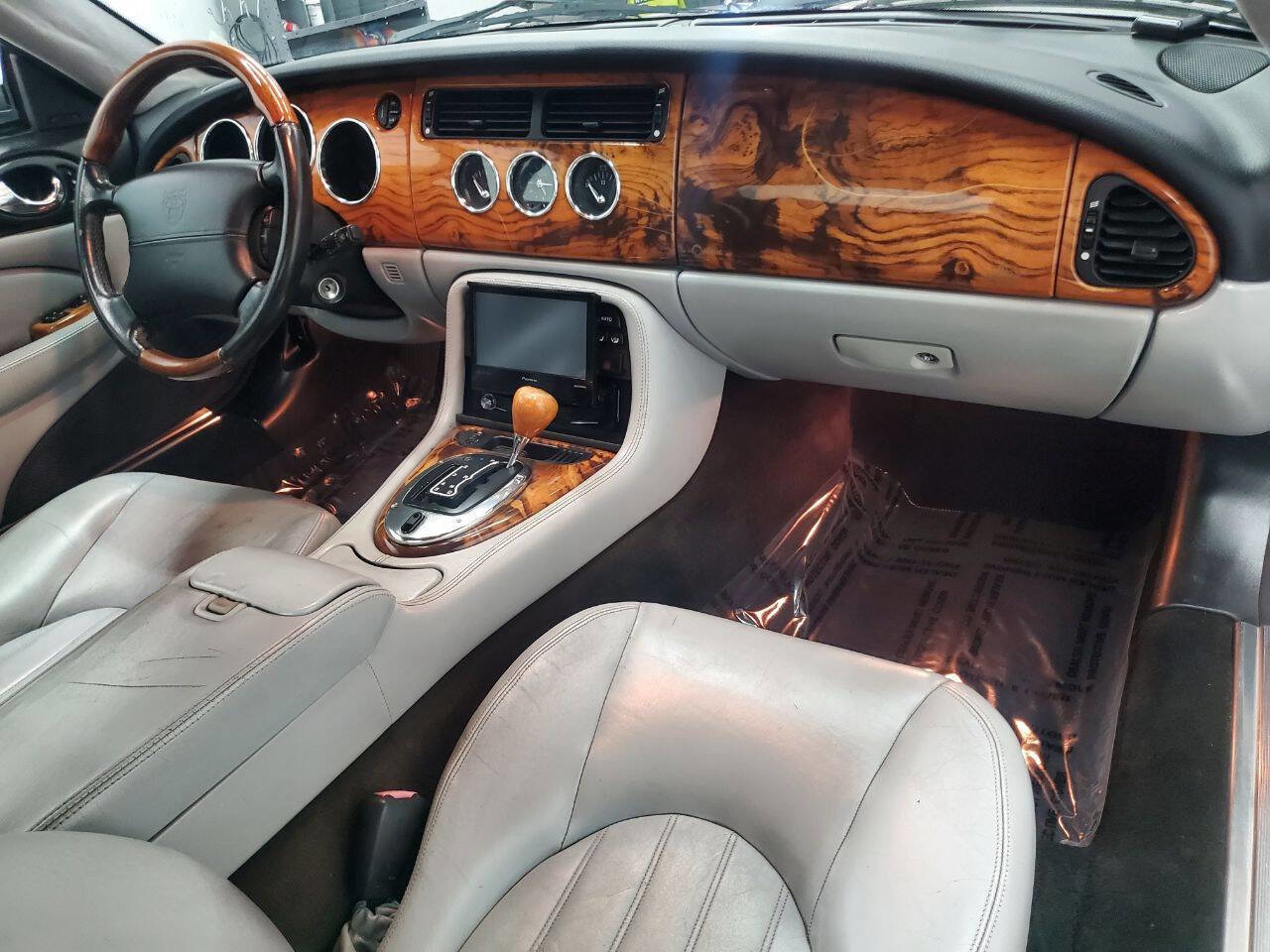 Used 2004 Jaguar XK8 Convertible image 12