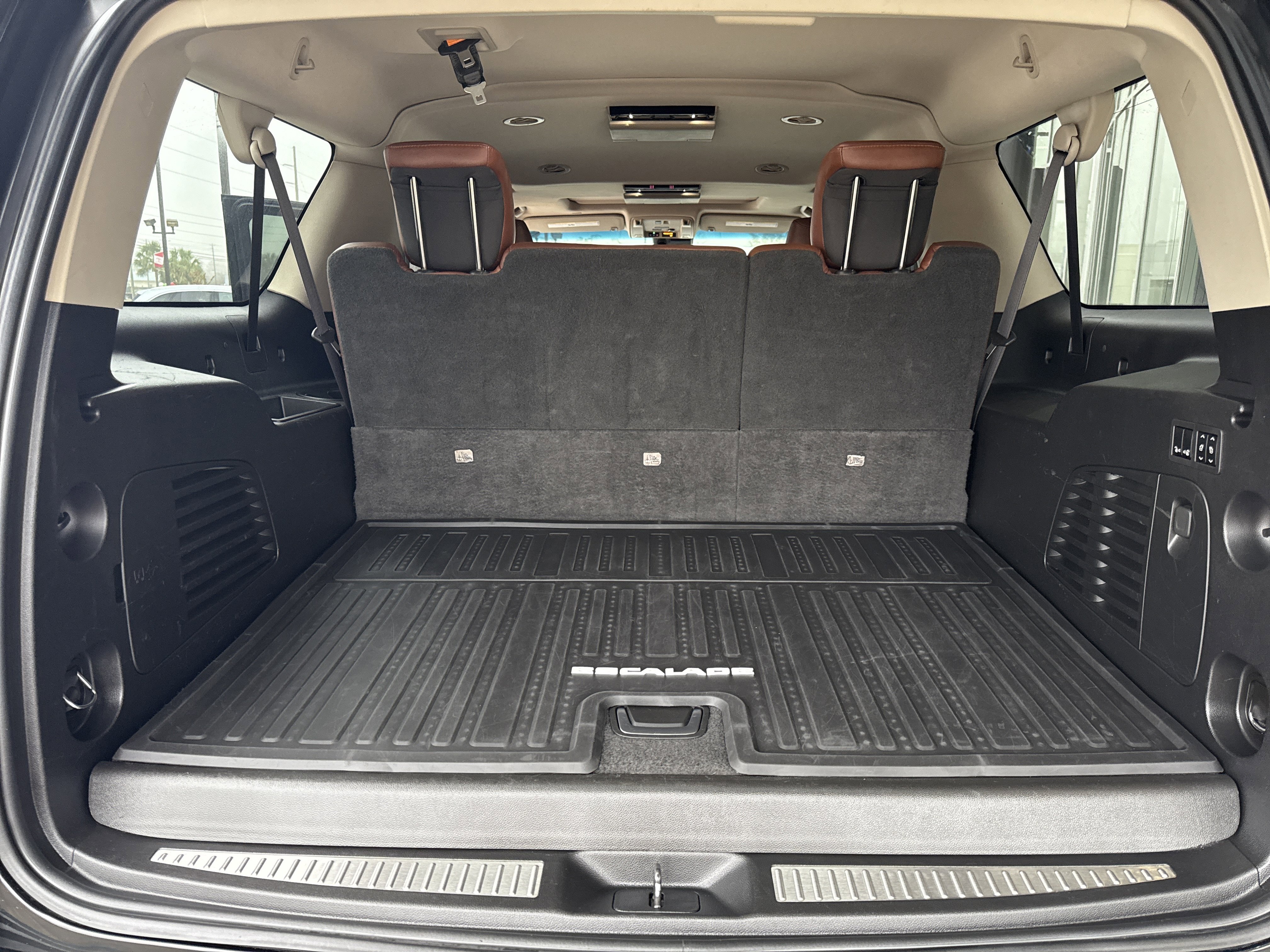 Used 2019 Cadillac Escalade ESV Premium Luxury image 13