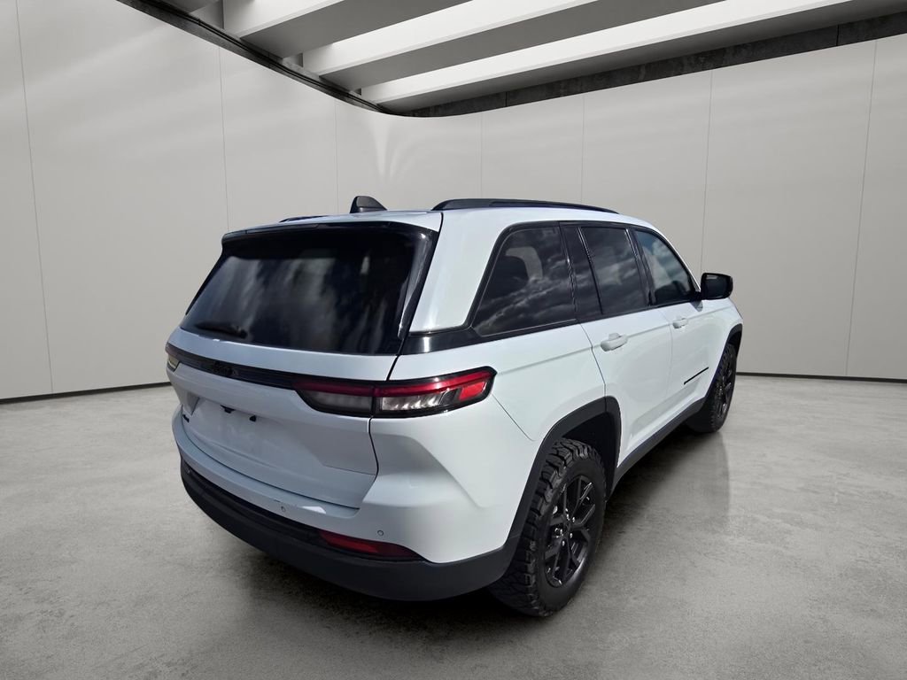 Used 2024 Jeep Grand Cherokee Altitude image 5