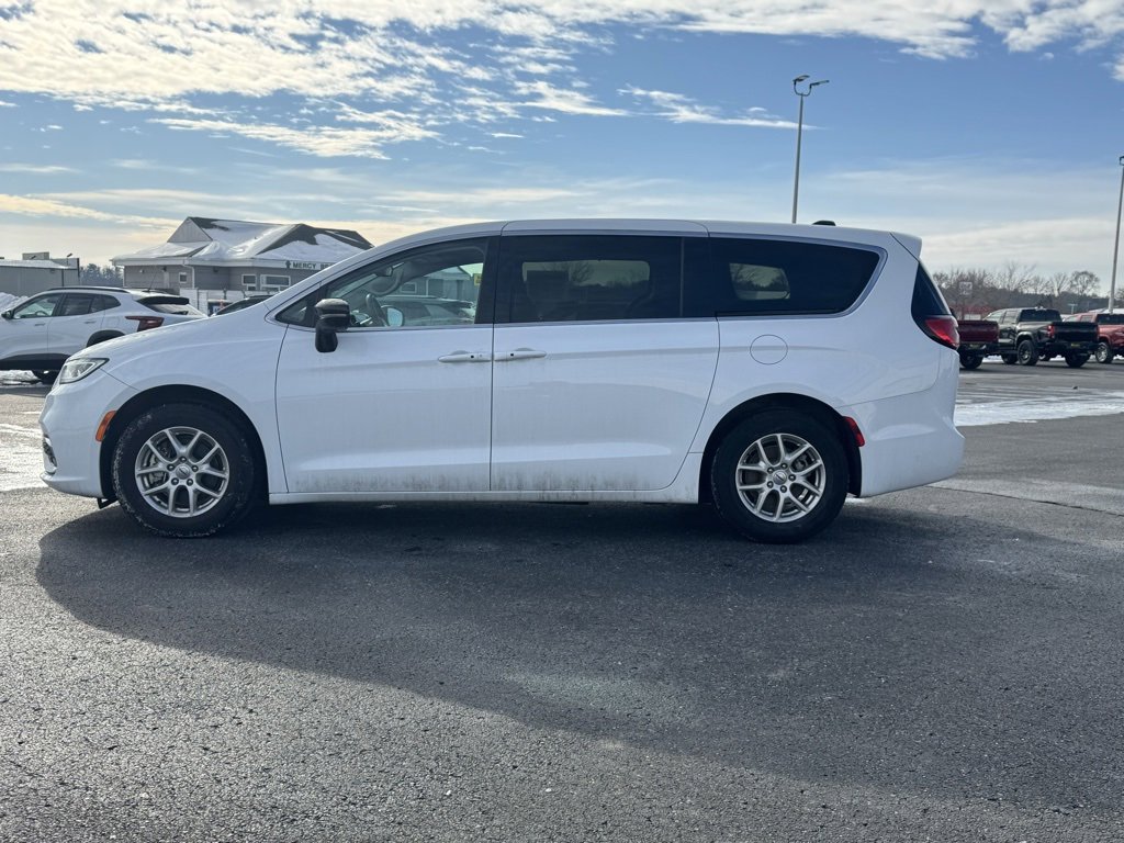 Used 2024 Chrysler Pacifica Touring-L image 15