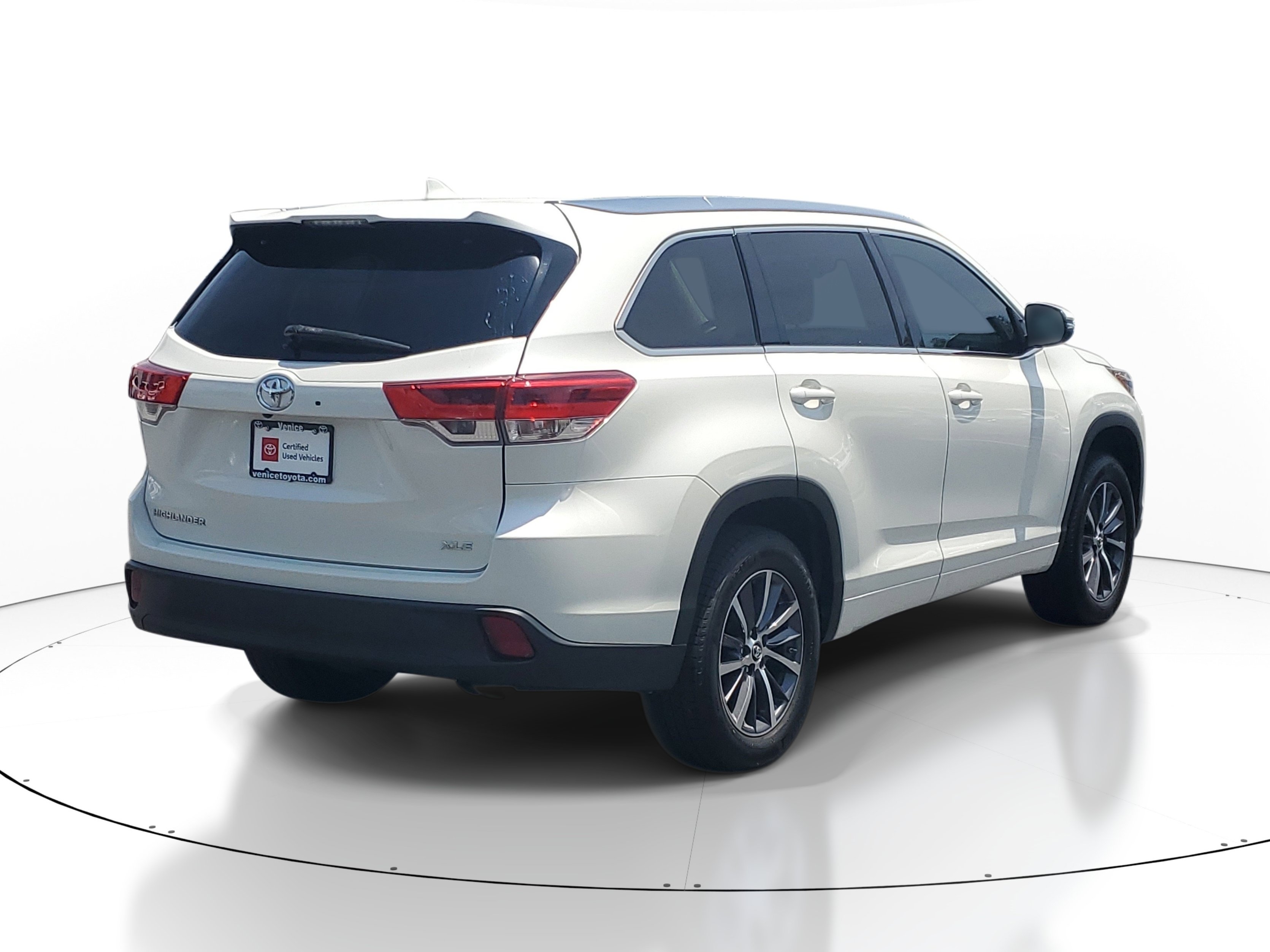 Certified 2017 Toyota Highlander XLE FWD image 6