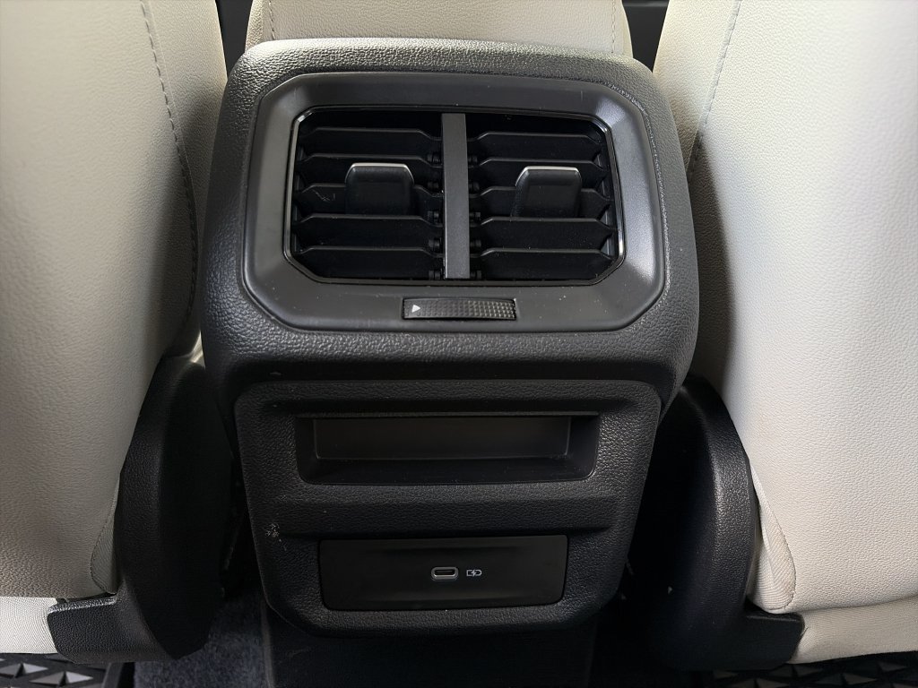 Certified 2025 Volkswagen Taos SE FWD image 19
