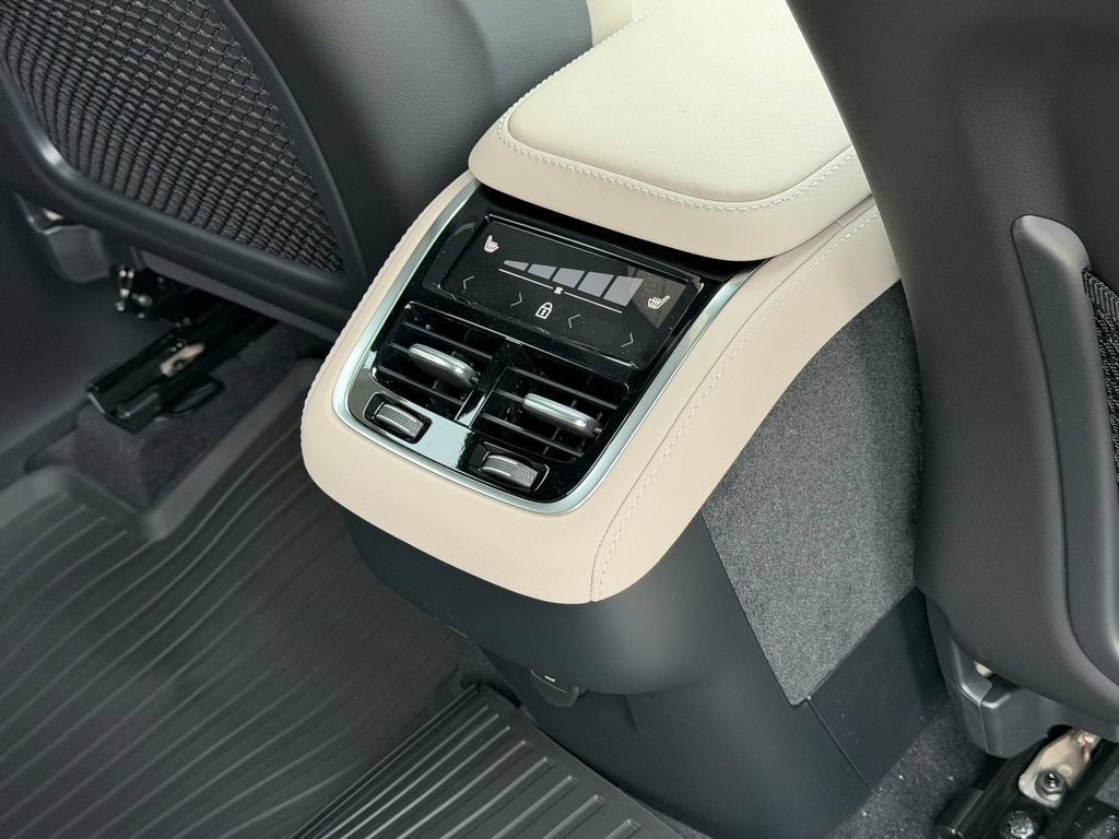 New 2026 Volvo XC90 B6 Plus w/ Protection Package Premier AWD/4WD image 12