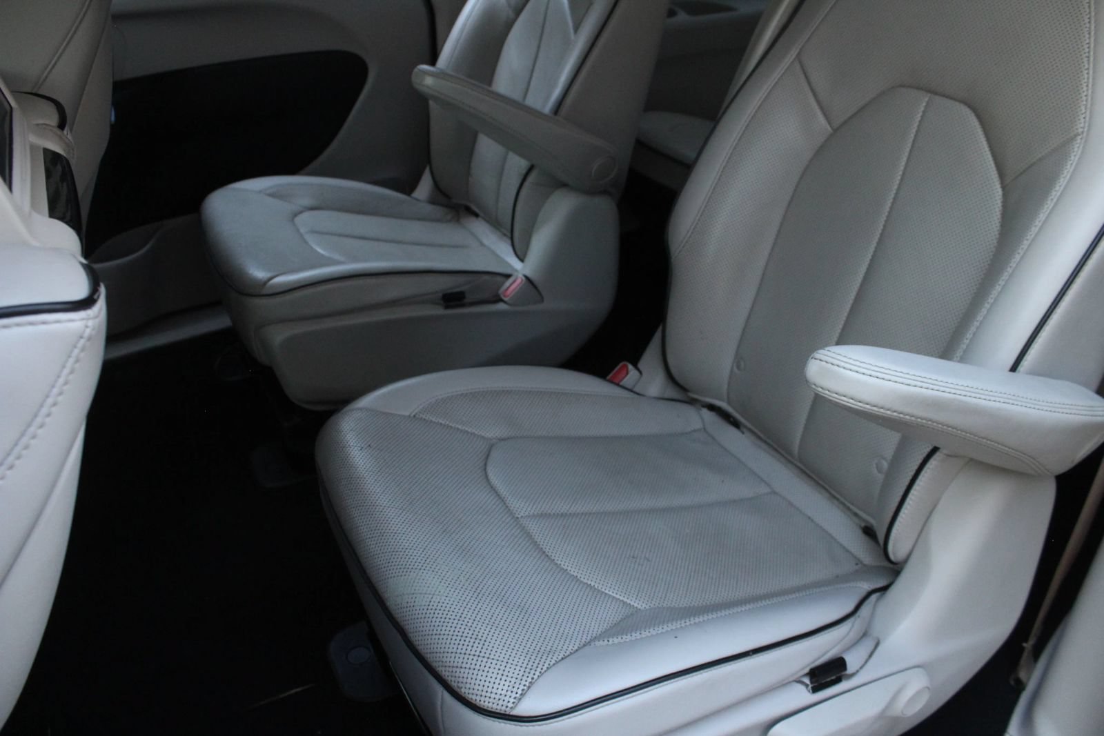 Used 2021 Chrysler Pacifica Limited w/ Uconnect Theater Family Group FWD image 20