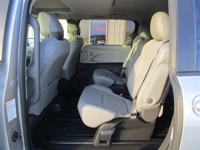 Used 2023 Toyota Sienna XLE AWD/4WD image 13