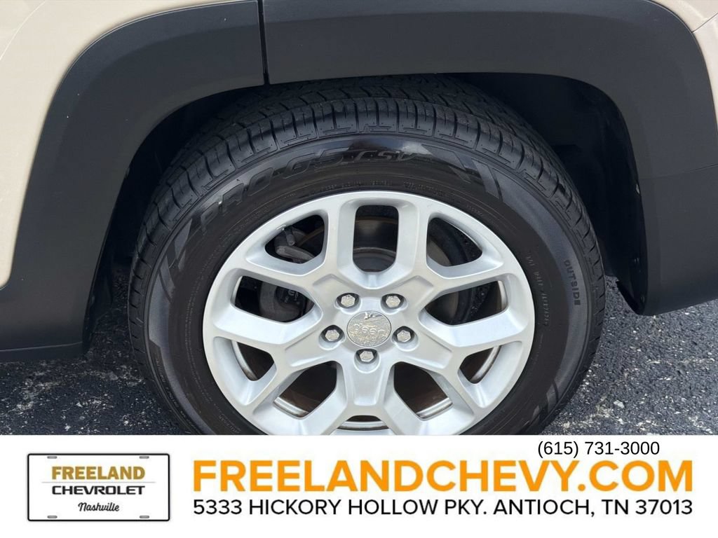 Used 2016 Jeep Renegade Latitude FWD image 11