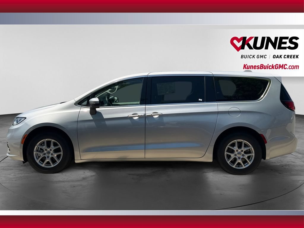 Used 2023 Chrysler Pacifica Touring-L FWD image 6