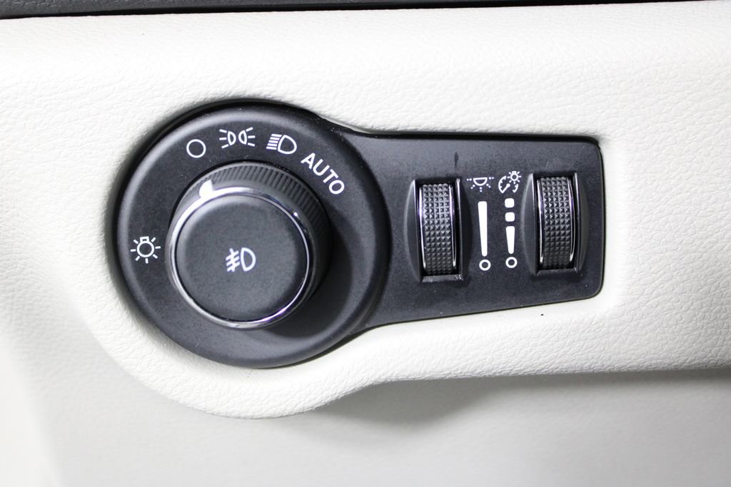 Used 2024 Chrysler Pacifica Touring-L image 22