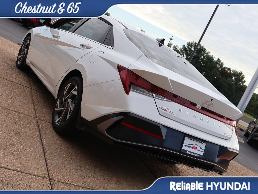 Certified 2025 Hyundai Elantra Limited FWD image 4