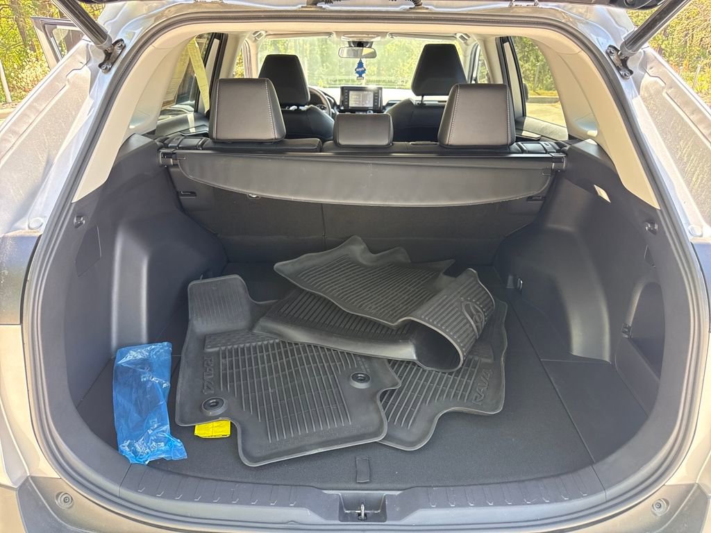Used 2022 Toyota RAV4 XLE Premium image 31