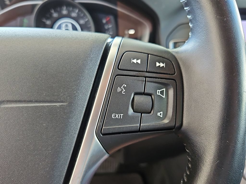 Used 2017 Volvo XC60 T5 Dynamic FWD image 12