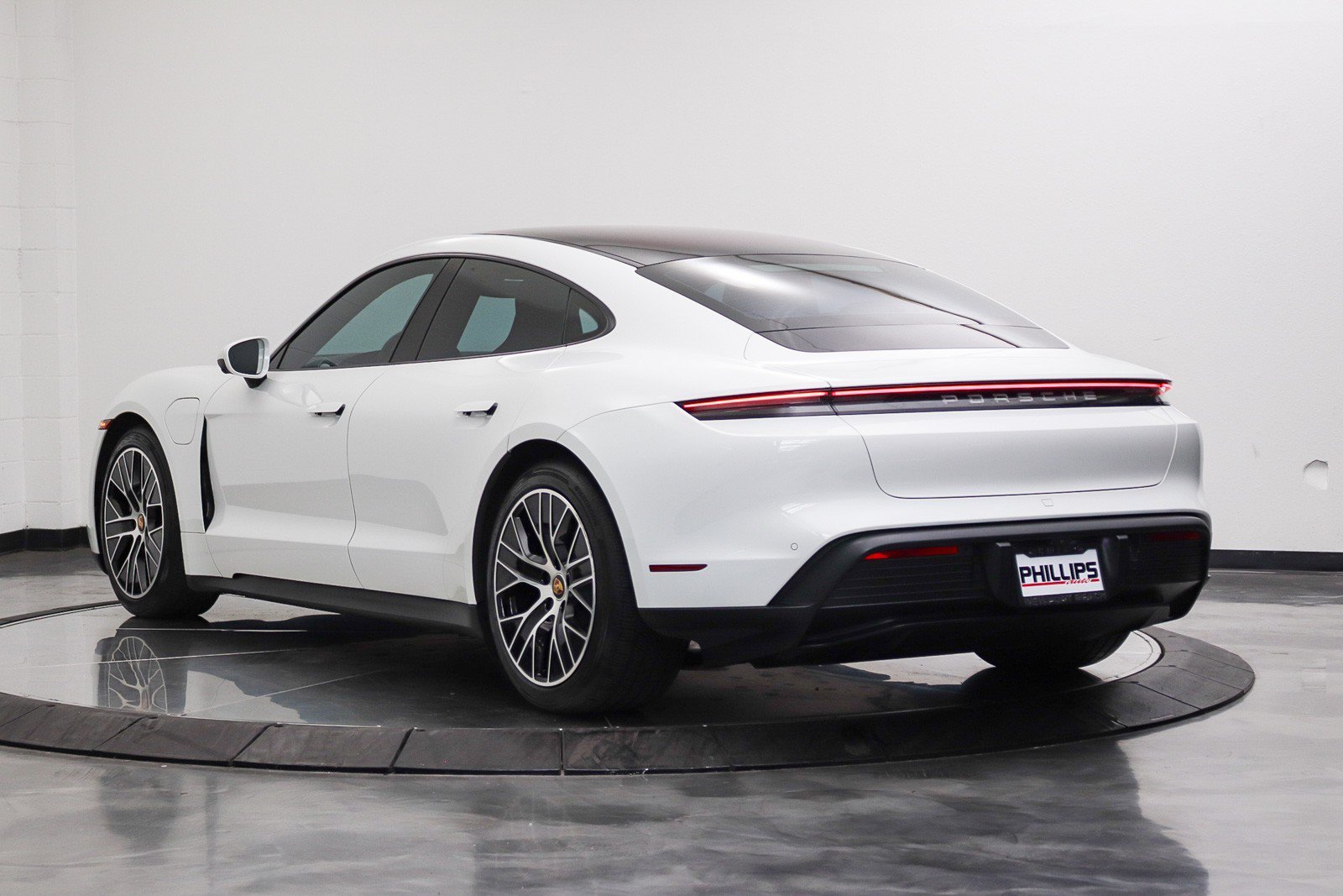 Used 2022 Porsche Taycan RWD image 3