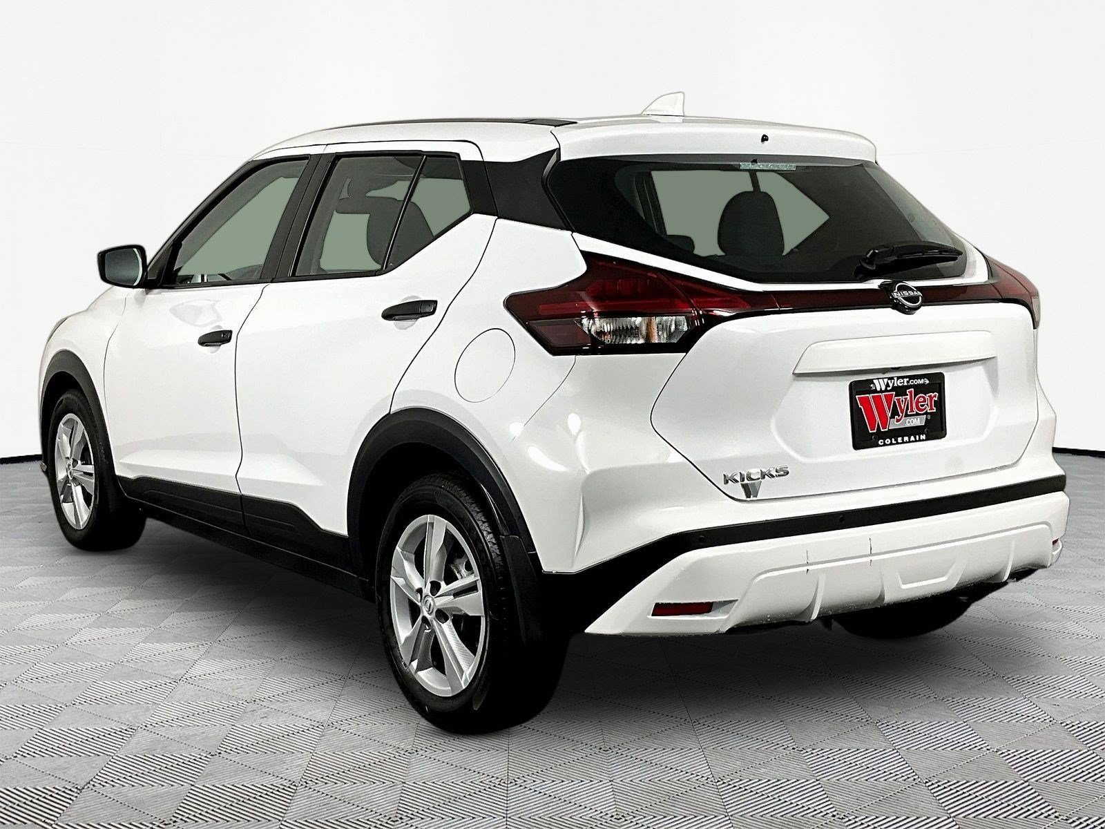 Certified 2022 Nissan Kicks S FWD image 4