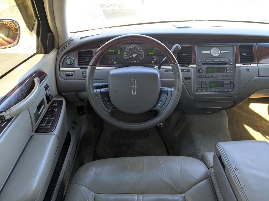 Used 2005 Lincoln Town Car Signature Limited image 15