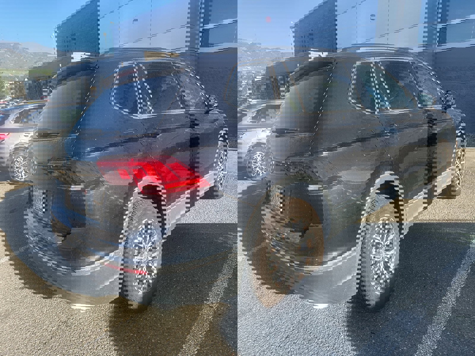 Used 2020 Volkswagen Tiguan SE w/ Panoramic Sunroof Package image 6