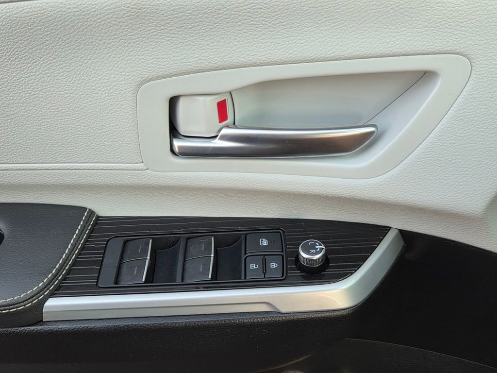 Used 2025 Toyota Sienna XSE image 31