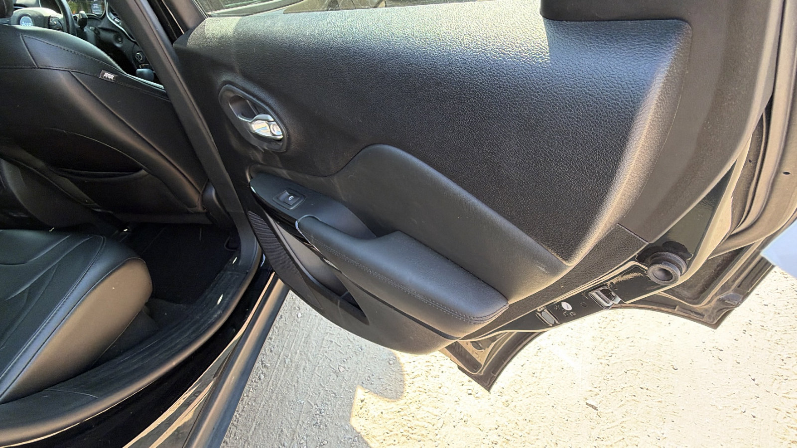 Used 2021 Jeep Cherokee Latitude Plus FWD image 19
