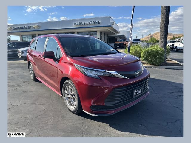 Used 2023 Toyota Sienna LE FWD image 1