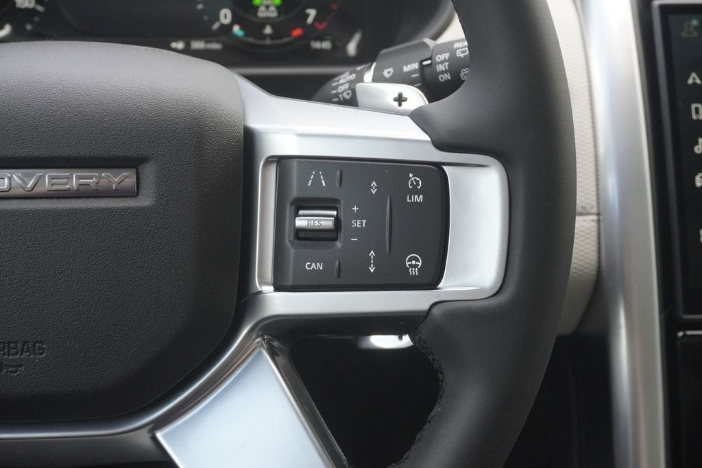New 2025 Land Rover Discovery Dynamic SE image 13