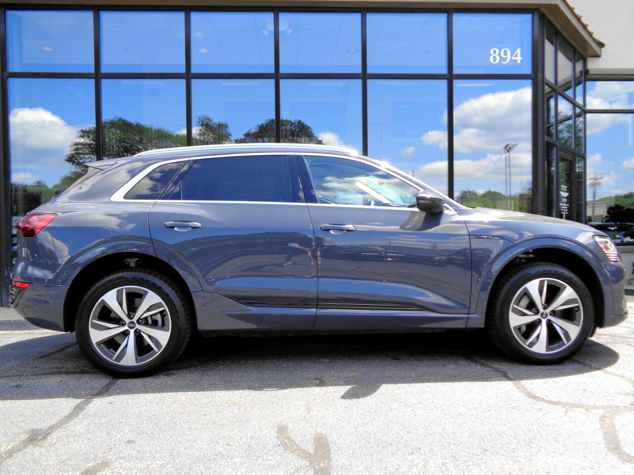 Used 2024 Audi Q8 e-tron Premium Plus w/ Premium Plus Package image 4