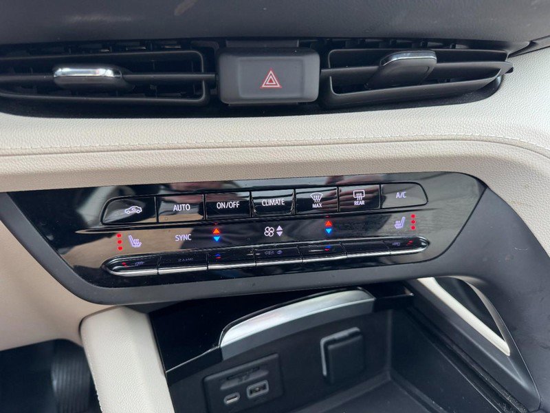 Used 2022 Buick Envision Essence w/ Technology Package I AWD/4WD image 17