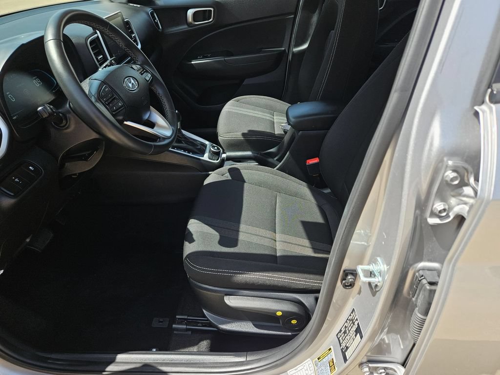 Used 2025 Hyundai Venue SEL FWD image 14