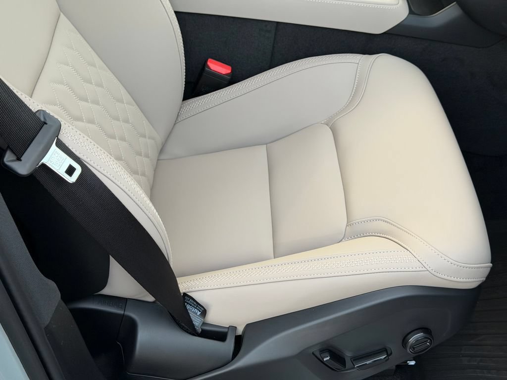 New 2026 Volvo XC90 T8 Plus w/ Protection Package Premier AWD/4WD image 8