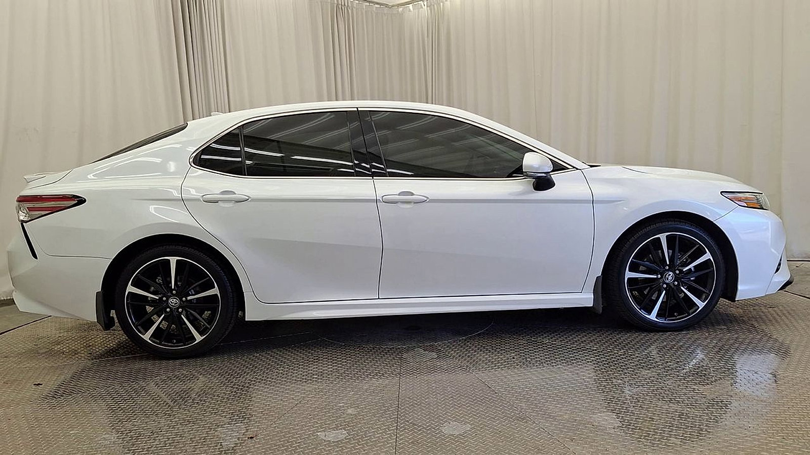 Used 2019 Toyota Camry XSE FWD image 4