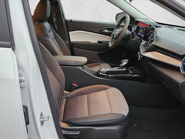 Used 2025 Chevrolet Trax LT FWD image 18