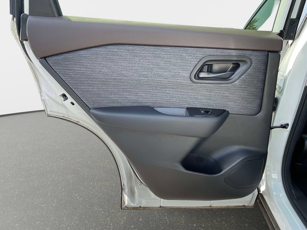 Used 2023 Nissan Rogue S AWD/4WD image 14