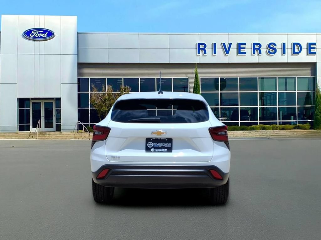 Used 2025 Chevrolet Trax LS w/ LS Convenience Package FWD image 6