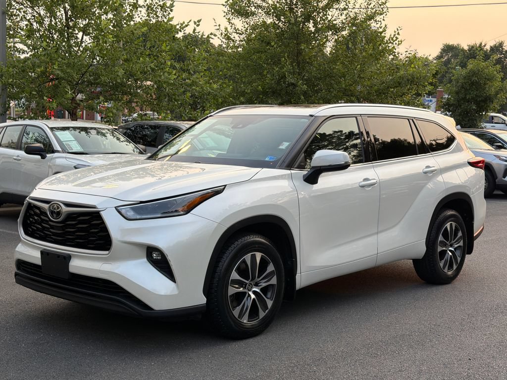 Used 2021 Toyota Highlander XLE AWD/4WD image 2