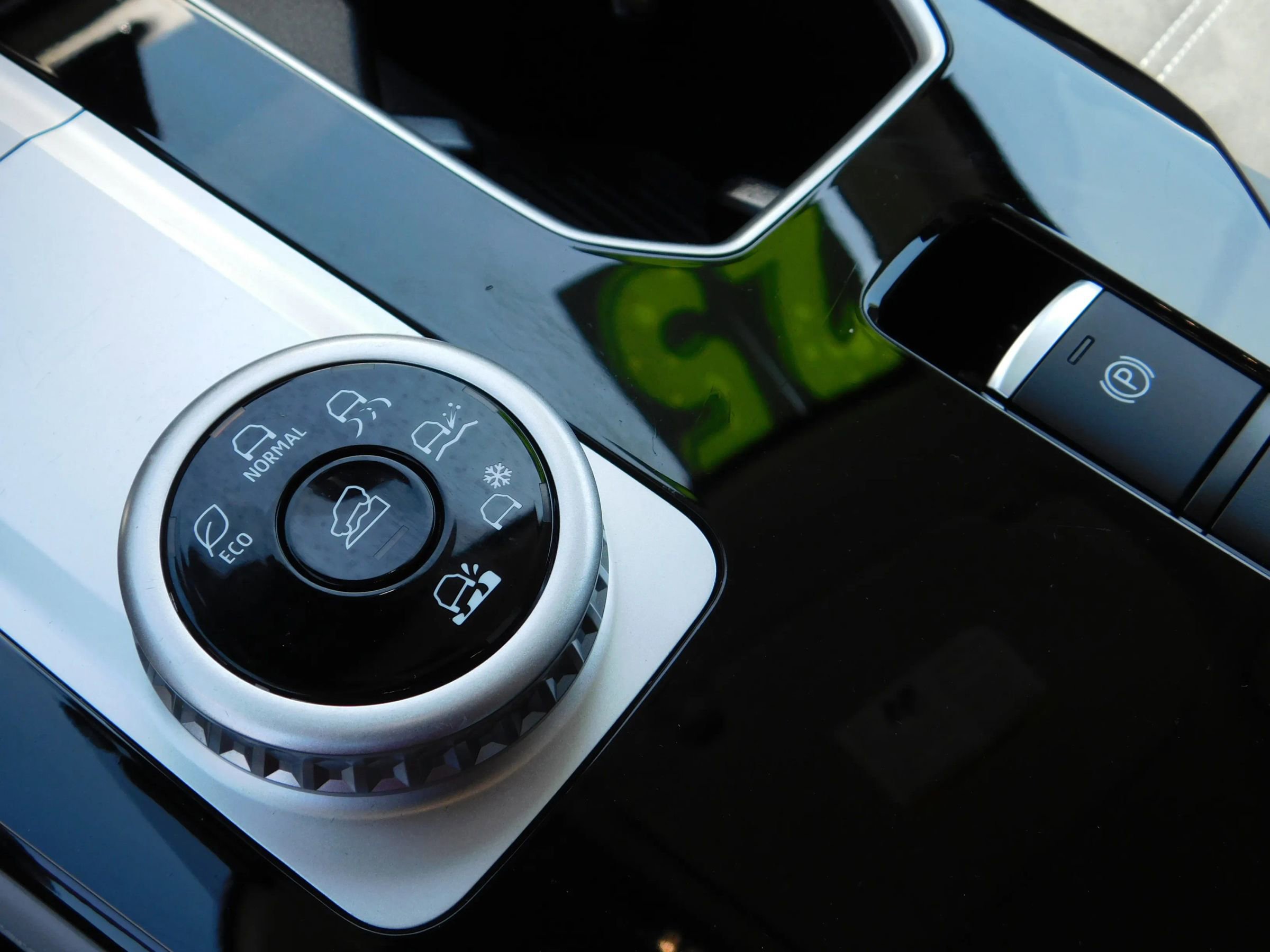 Used 2025 Mitsubishi Outlander SE image 23