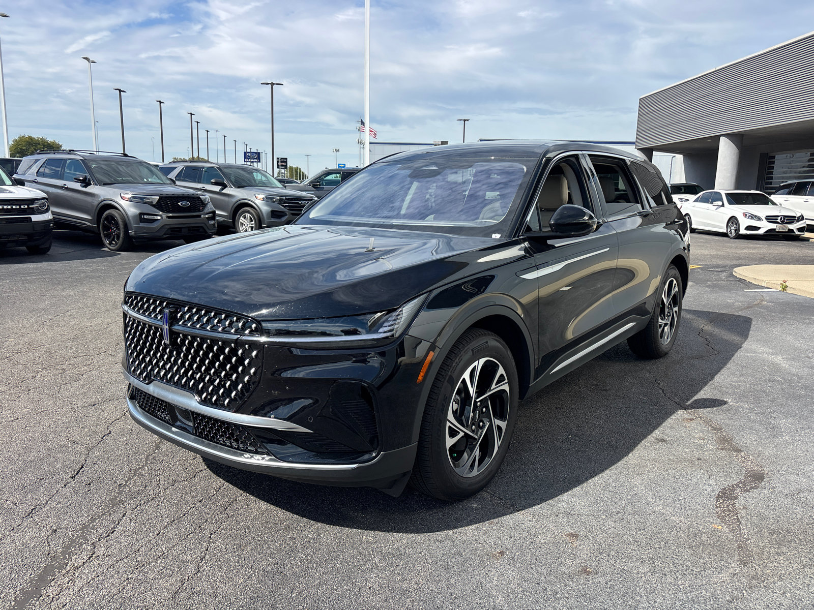 Used 2025 Lincoln Nautilus Premier AWD/4WD image 3