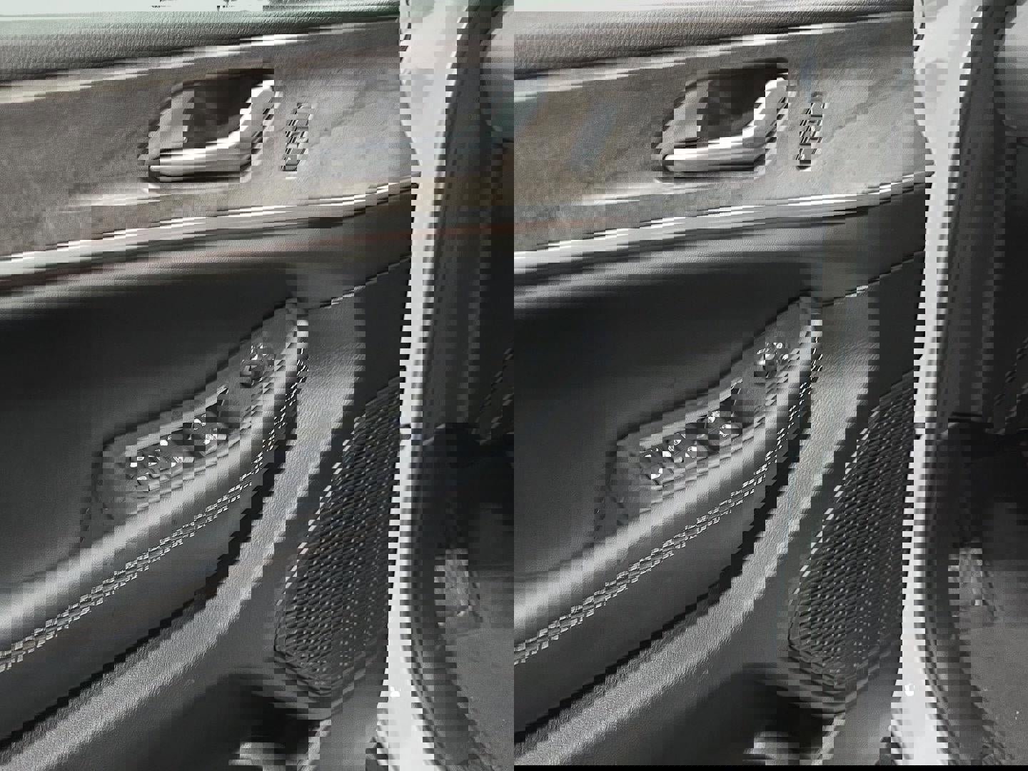 Used 2024 Jeep Grand Cherokee Limited image 10