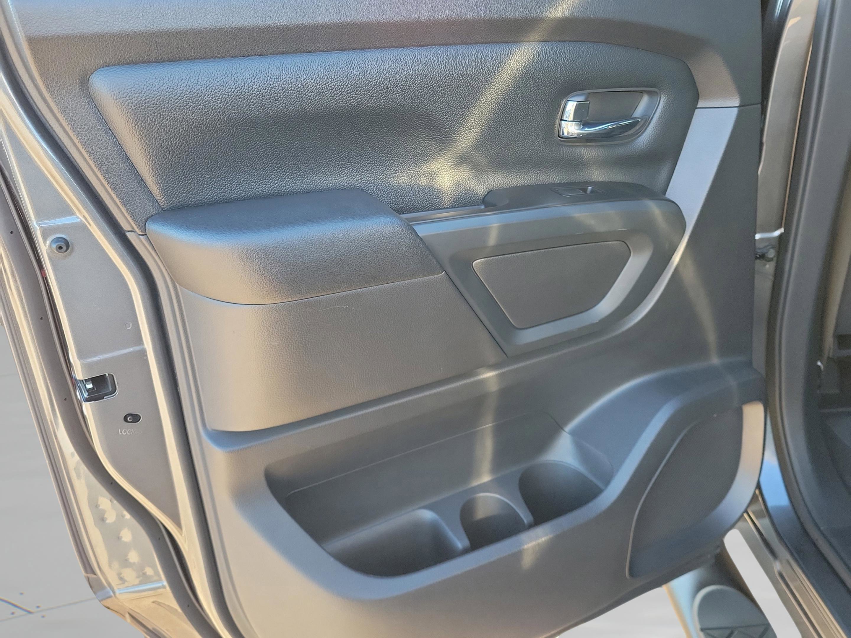 Used 2019 Nissan Titan SV w/ SV Convenience Package image 10